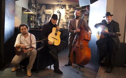 Los integrantes de Ol&eacute; Swing, en el bar El Junco.