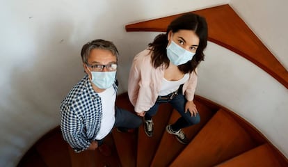Josep Linuesa y su pareja, Mónica Corral, en su apartamento de Ciudad de México.
