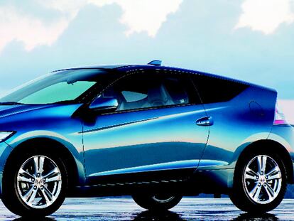 El CR-Z lleva cambio manual de seis marchas, alcanza 200 km