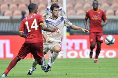 Yoan Gourcuff se marcha de un rival durante un partido de la liga francesa.