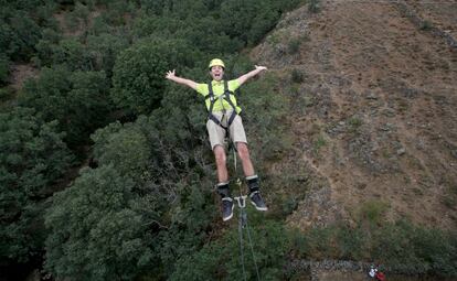 Un hombre haciendo &#039;puenting&#039; en Buitrago de Lozoya (Madrid).