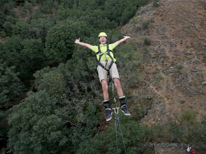 Un hombre haciendo puenting en Buitrago de Lozoya (Madrid).