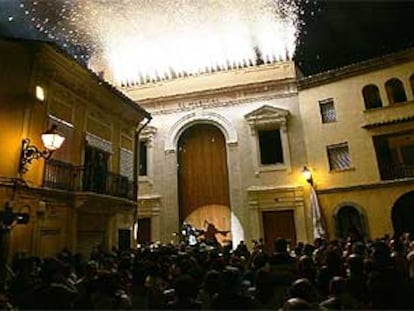 Fuegos artificiales en la inauguración del teatro El Musical, en el distrito Marítimo de Valencia.