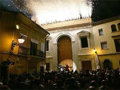 Fuegos artificiales en el  espectáculo de Teatre de L&#39;Ull, anoche, en la inauguración del teatro El Musical, en el distrito Marítimo de Valencia.