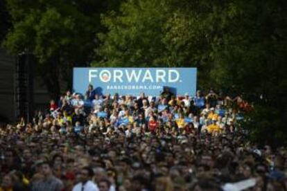 Cientos de personas escuchan al presidente de Estados Unidos y candidato a la reelección, Barack Obama, este 7 de septiembre, en la Universidad de Iowa (EE.UU.).