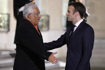 El presidente francés Emmanuel Macron recibe al primer ministro de Portugal, António Costa, en el Palacio del Elíseo en febrero.