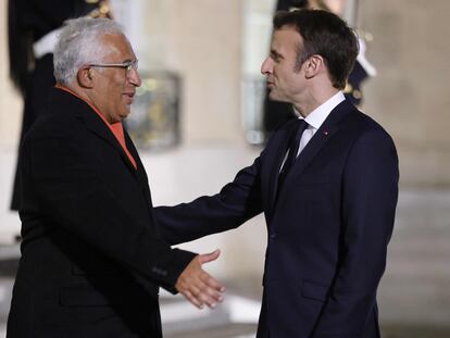 El presidente francés Emmanuel Macron recibe al primer ministro de Portugal, António Costa, en el Palacio del Elíseo en febrero.