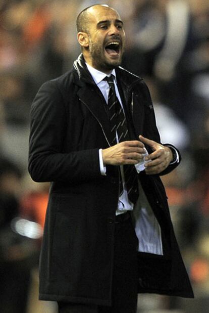 Guardiola, durante el encuentro en Mestalla.