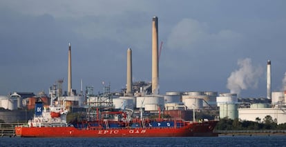 Buque metanero de gas natural licuado MV Epic St George LNG, al pasar junto a la refinería Esso Oil, en Fawley, cerca de Southampton (Inglaterra), este lunes.