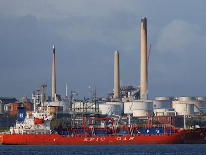 Buque metanero de gas natural licuado MV Epic St George LNG, al pasar junto a la refinería Esso Oil, en Fawley, cerca de Southampton (Inglaterra), este lunes.