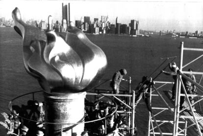 1985: unos trabajadores retiran el andamiaje del exterior de la estatua de la Libertad. Este año terminaron las obras de restauraciones del monumento con vista a la celebración de su centenario, justo al año siguiente.