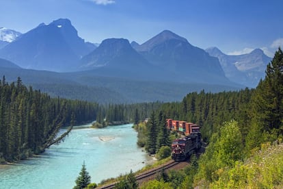 El Canadian Pacific Railway enlaza Montreal y Vancouver atravesando lugares como la Curva de Morant (en la foto), uno de los escenarios más espectaculares del parque nacional de Banff, en las Rocosas canadienses.