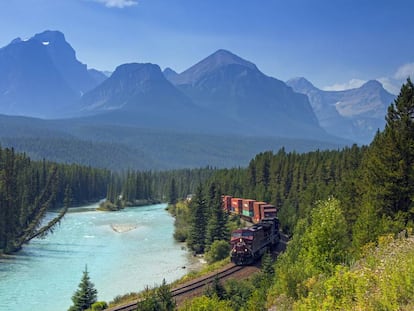 El Canadian Pacific Railway enlaza Montreal y Vancouver atravesando lugares como la Curva de Morant (en la foto), uno de los escenarios más espectaculares del parque nacional de Banff, en las Rocosas canadienses.