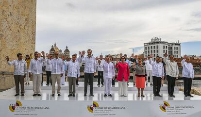 Esta imagen puede sugerir que las mujeres se abren paso en las presidencias de América Latina. Sin embargo, nada más lejos de la realidad. Pese a que seis mujeres aparecen en la foto de familia de la última Cumbre Iberoamericana, celebrada en octubre de 2016 en Cartagena de Indias (Colombia), tan solo Michelle Bachelet ocupaba entonces la presidencia de uno de los países participantes. El resto de mujeres acudía en representación de países que no habían enviado a su jefe de Estado a este encuentro. De los 25 miembros permanentes que componen la Organización de Estados Iberoamericanos, 17 no han tenido jamás a una mujer al frente, entre ellos España. En total, América Latina ha tenido nueve presidentas a lo largo de su historia. La primera fue Isabel Martínez de Perón, viuda de Juan Domingo Perón, que asumió el poder de Argentina cuando este falleció (1974) y hasta el golpe de Rafael Videla (1976). El país austral es el único que ha sido dirigido por dos mujeres. La segunda presidenta de la nación fue Cristina Fernández de Kirchner, quien accedió al poder en 2007, también reemplazando a su marido, aunque esta vez mediaron unas elecciones presidenciales. Además de Bachelet, Martínez de Perón y Fernández de Kirchner han sido presidentas Lidea Gueiler, de Bolivia; Violeta Barrios, de Nicaragua; Rosalía Arteaga, de Ecuador; Mireya Moscoso, de Panamá; Laura Chinchilla, de Costa Rica; y Dilma Rousseff, de Brasil. Entre marzo y mayo de 2014, Bachelet, Fernández de Kirchner, Chinchilla y Rousseff ocuparon simultáneamente sus respectivas presidencias.