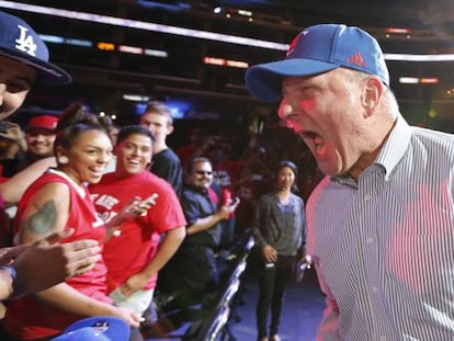Ballmer saluda a los fans en su presentaci&oacute;n en el Staples Center.