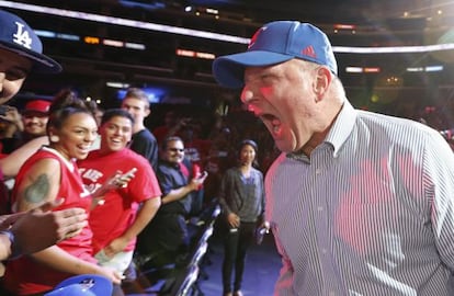 Ballmer saluda a los fans en su presentación en el Staples Center.