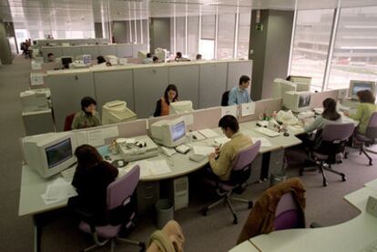 Empleados de Indra trabajan en la sede madrileña de la compañía, en Alcobendas.