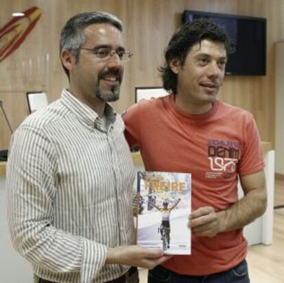 Freire, junto al periodista Juanma Muraday, autor de la biografía