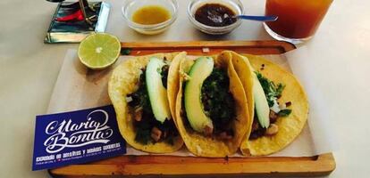 Recoleto y repleto de rincones 'instagrameables', es uno de los mexicanos más asequibles de Madrid. Tacos de guiso, a la plancha o especiales, entre los que hay carnitas, alambre, pollo con mole… el abc de las recetas callejeras mexicanas, oiga. A partir de 7 euros las 3 unidades. Duque de Liria, 9.