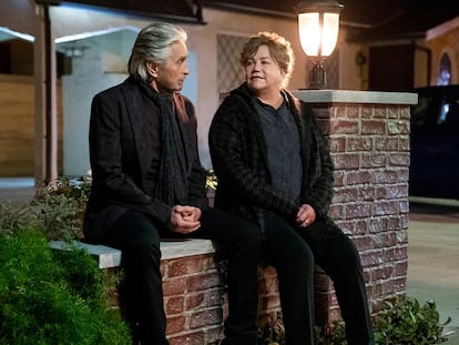 Michael Douglas y Kathleen Turner, en los nuevos episodios de 'El método Kominsky'.