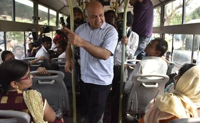 El viceprimer ministro, Manish Sisodia, habla con mujeres el 4 de junio en un autobús sobre el plan del gobierno de Delhi para realizar viajes gratis para mujeres en autobuses públicos y metro el 4 de junio en Nueva Delhi.