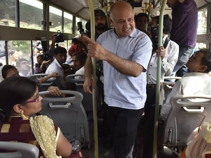 El viceprimer ministro, Manish Sisodia, habla con mujeres el 4 de junio en un autobús sobre el plan del gobierno de Delhi para realizar viajes gratis para mujeres en autobuses públicos y metro el 4 de junio en Nueva Delhi.