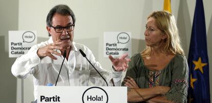  El nuevo presidente del Partit Dem&ograve;crata Catal&agrave; (PDC), Artur Mas, durante la rueda de prensa junto con la vicepresidenta electa del PDC, Neus Munt&eacute;.