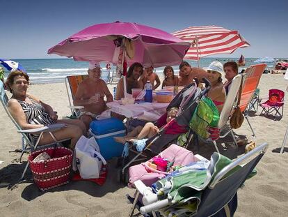 Una familia come en una playa de Fuengirola