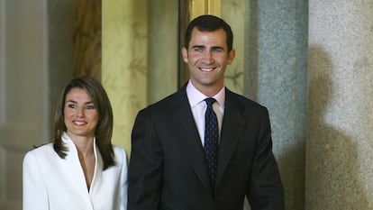 Felipe de Borbón y Letizia Ortiz Rocasolano, en el Palacio Real de El Pardo (Madrid), tras la petición oficial de mano, el 6 de noviembre de 2003.