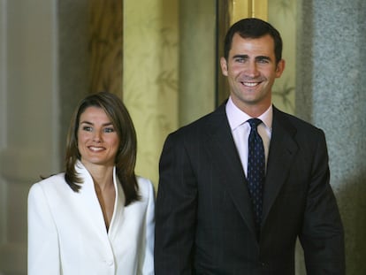 Felipe de Borbón y Letizia Ortiz Rocasolano, en el Palacio Real de El Pardo (Madrid), tras la petición oficial de mano, el 6 de noviembre de 2003.