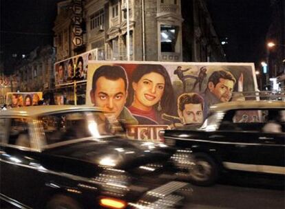 Dos artistas indios elaborarán en directo uno de los populares carteles de Bollywood.