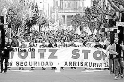 Imagen de la cabeza de la manifestación en contra del llenado de Itoiz, ayer en Pamplona.