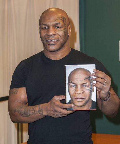 <p>‘Undisputed Truth: My Autobiography’ es el título que escogió Mike Tyson para el libro que publicó en 2013. Un recopilatorio honesto de cómo el exboxeador alcanzó la fama, desde su infancia en Brooklyn cuando a menudo tenía que robar para poder comer hasta convertirse en un icono.</p> <br> <p> <p> Confesiones y revelaciones duras del excampeón, como cuando desvela que la primera vez que probó la cocaína tenía 11 años o los trucos que utilizaba para falsear sus muestras de orina para los controles antidoping (como usar un pene falso lleno de orina de una persona limpia). Tambien revela que durante los tres años que estuvo encarcelado por una violación sexual que sigue negando, comió langosta y mantuvo un romance con una funcionaria de prisiones. Una vida con excesos de más, como haber llegado a perder fajos de billetes por valor de un millón de dólares.</p> <br> <p>