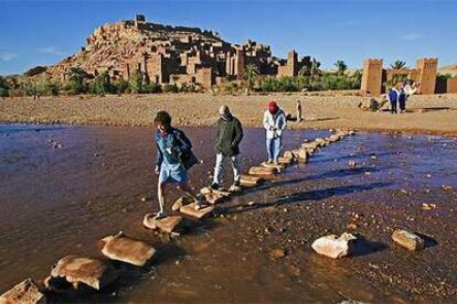 Un viaje de una semana en autobús por el sur de Marruecos, con visitas a <b><i>kasbahs</b></i> de adobe como la de Ait Benhaddou (en la foto) y rutas a pie y en 4×4, cuesta, para las próximas vacaciones, 389 euros por persona.