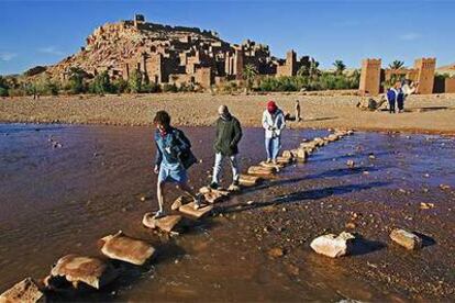 Un viaje de una semana en autobús por el sur de Marruecos, con visitas a <b><i>kasbahs</b></i> de adobe como la de  Ait Benhaddou (en la foto) y rutas a pie y en 4×4, cuesta, para las próximas vacaciones, 389 euros por persona.