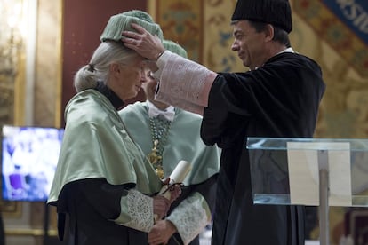 A primatóloga britânica Jane Goodall durante o ato de sua investidura como doutora 'honoris causa' pela Universidade Complutense de Madri, ao qual assistiu o reitor da Universidade, Carlos Andradas.