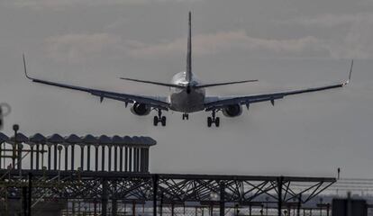 Un Boeing 737-800 de Norwegian, aterriza en el aeropuerto del Prat de Barcelona.