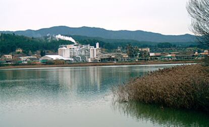 Complejo electroquímico de Flix (Tarragona), situado junto al cauce del río Ebro.