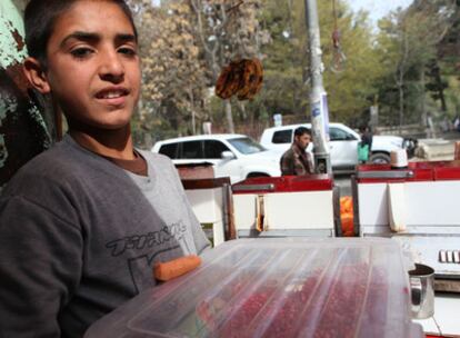 El niño Omid, en su puesto en el corazón de Kabul.