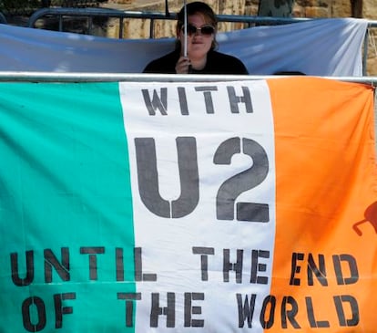 Con una inmensa bandera de Irlanda y un letrero que dice "Con U2 hasta el fin del mundo", esta admiradora espera que se abran las puertas del Camp Nou.