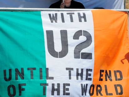 Con una inmensa bandera de Irlanda y un letrero que dice "Con U2 hasta el fin del mundo", esta admiradora espera que se abran las puertas del Camp Nou.