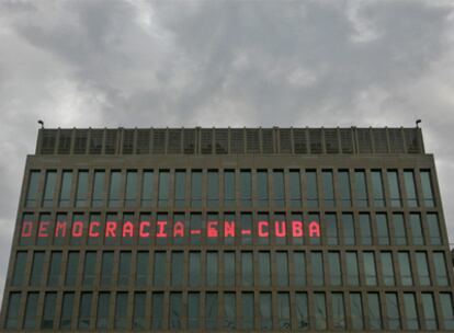 Fachada del edificio de la Sección de Intereses de Washington en La Habana, situado en el paseo marítimo del Malecón