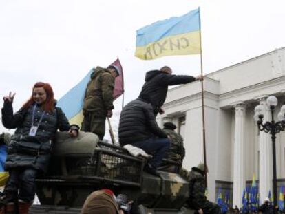 Manifestantes antes el parlamento ucranio, este jueves en Kiev.