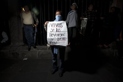 Dora, 59 años, comerciante. Natural de Hidalgo, esta señora que prefiere ocultar medio rostro trabaja en la capital del país como vendedora de dulces. Apostada a un lado de la catedral y acompañada por su hermano, observa la llegada de la marcha al zócalo. "Como mujer me duelen los asesinatos. No tengo hijos, pero qué dolor tan grande. Si ya sin ellos lo siento, imagino que siendo madre sería horrible".