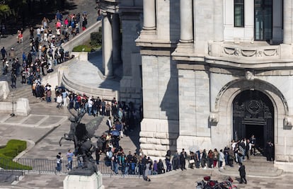 Decenas de personas hacen fila para entrar al Palacio de Bellas Artes al homenaje en cuerpo presente de una de las últimas divas del Cine de oro mexicano.