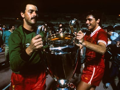 Grobbelaar y Robinson levantan la Copa de Europa tras derrotar a la Roma en la final de 1984.