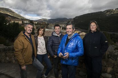 De izquierda a derecha, Jose Guirao y Aida Zamora, empresarios; Fernando Blasco, director gerente de TuHuesca; Guillermo Palacin, alcalde de Nueno, y Beatriz González, alguacil, fotografiados en un alto del municipio donde acuden para tener buena cobertura y poder usar el teléfono móvil.