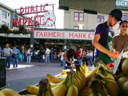 Uno de los puestos del animado mercado de Pike Place, en Seattle.