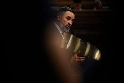 El líder de Vox, Santiago Abascal, replica a la intervención del líder del PP, Alberto Núñez Feijóo, en el debate de investidura. 