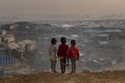 Hace seis meses que se inició la crisis de los rohingya. Los niños se exponen al riesgo de ser víctimas de trata de menores. Desde el pasado agosto, al menos 26 niños han sido secuestrados en los campamentos, según datos de la ONG Save The Children
